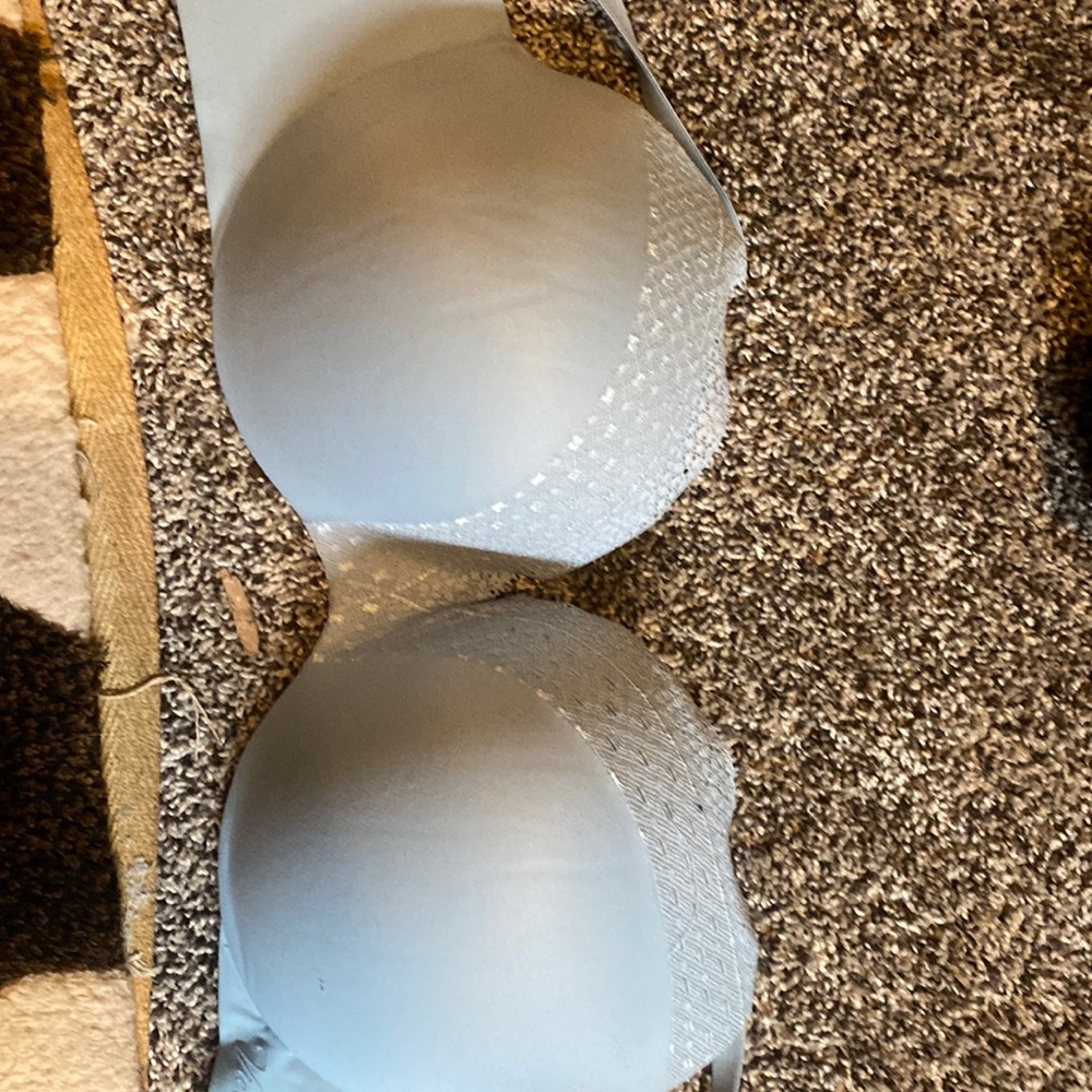 Victorias secret incredible size 38 DD no pets no smoke lightly worn and no wear